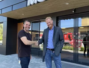 Kaj-Werner Grimen, Sektorsjef for vann og avløp i MOVAR, og Mike Halmer, Managing Director i Krüger Kaldnes. 