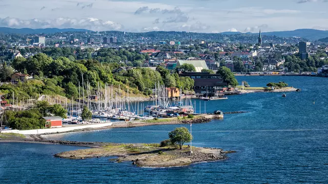 Panoramaudsigt over Oslofjorden med sejlbåde i lystbådehavn ved Bygdøy.
